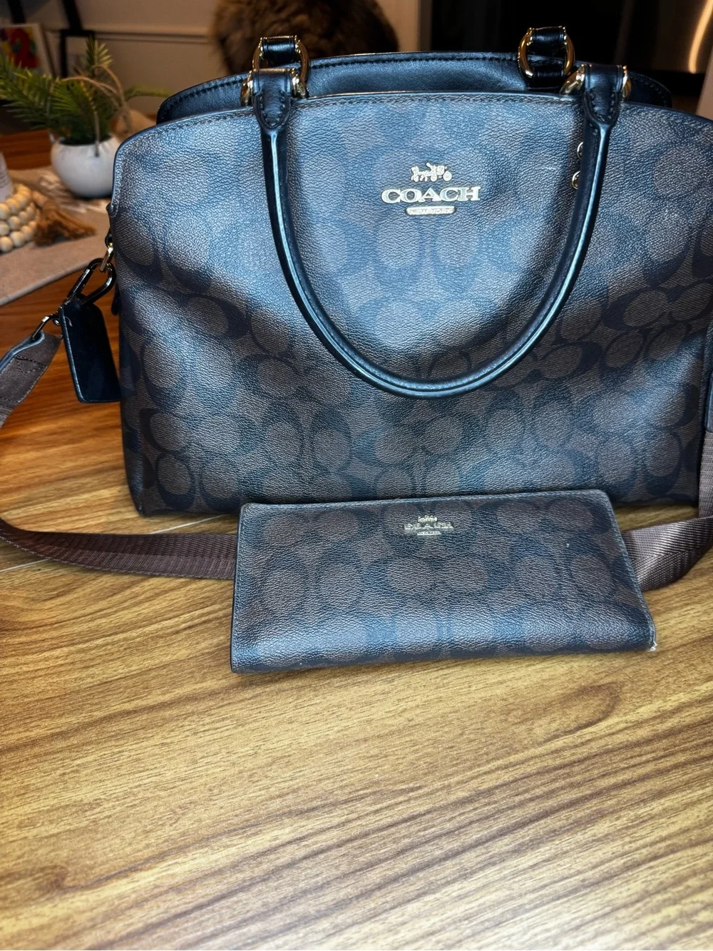 Coach tote signature